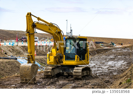 埼玉県さいたま市　荒川調整池工事　重機ユンボ 135018568
