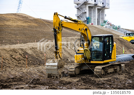 埼玉県さいたま市 荒川調整池工事 重機ユンボ 埼玉県さいたま市 荒川調整池工事 重機ユンボ 135018570