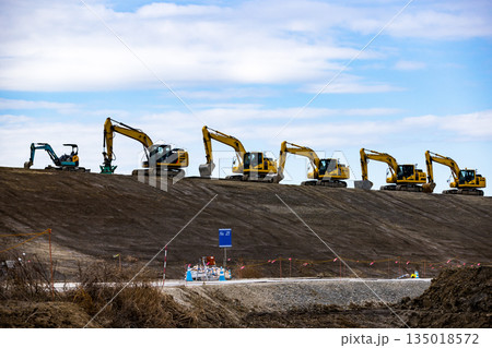 埼玉県さいたま市　荒川調整池工事　重機ユンボ 135018572