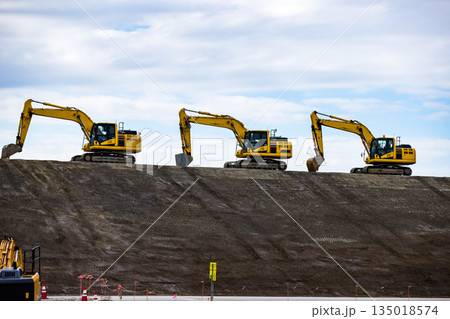 埼玉県さいたま市　荒川調整池工事　重機ユンボ 135018574
