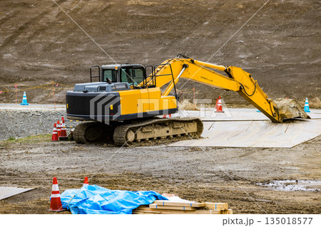 埼玉県さいたま市　荒川調整池工事　重機ユンボ 135018577
