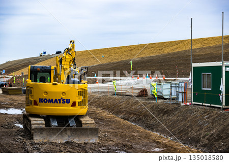 埼玉県さいたま市　荒川調整池工事　重機ユンボ 135018580