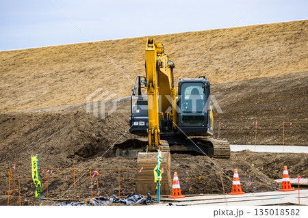 埼玉県さいたま市　荒川調整池工事　重機ユンボ 135018582