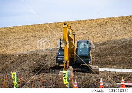 埼玉県さいたま市　荒川調整池工事　重機ユンボ 135018583
