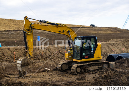 埼玉県さいたま市　荒川調整池工事　重機ユンボ 135018589