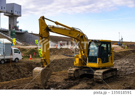 埼玉県さいたま市　荒川調整池工事　重機ユンボ 135018591