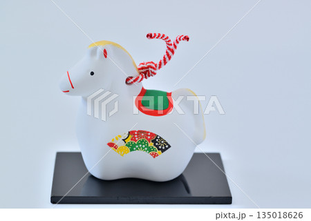 年賀素材　午年　干支の土鈴　白バック 135018626