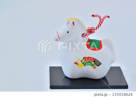 年賀素材　午年　干支の土鈴　白バック 135018628