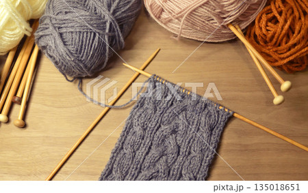 棒針で編み途中のケーブル編みの写真　編み物　毛糸　アラン模様　趣味 135018651