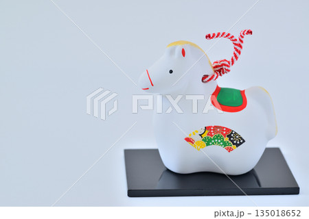 年賀素材　午年　干支の土鈴　白バック 135018652