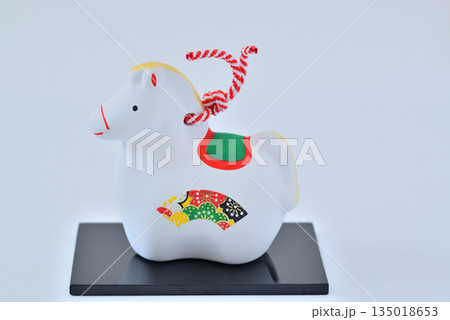 年賀素材　午年　干支の土鈴　白バック 135018653