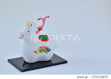 年賀素材 午年 干支の土鈴 白バック 年賀素材 午年 干支の土鈴 白バック 135018655