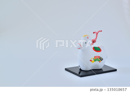 年賀素材　午年　干支の土鈴　白バック 135018657