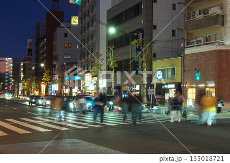 広尾夕景 - 賑わう年の瀬の広尾橋交差点(2025年12月) 広尾夕景 - 賑わう年の瀬の広尾橋交差点(2025年12月) 135018721