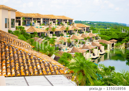 爽やかな南国の青空と鮮やかなヤシが映える高級リゾートホテルと中庭（沖縄県宮古島市） 135018956