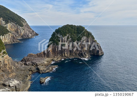 熊野・楯ヶ崎の海食岩と断崖を望む空撮 135019067