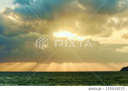 冬の夕日の天使のはしご 135019215