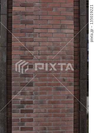 Building wall featuring modern red brick texture pattern Building wall featuring modern red brick texture pattern 135019221