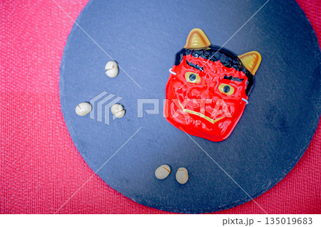 節分の鬼のお面と豆 135019683