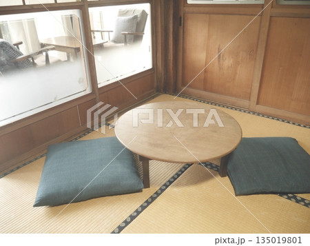 伝統的な日本家屋の風景 135019801