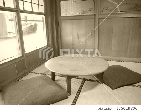 伝統的な日本家屋の風景 135019806