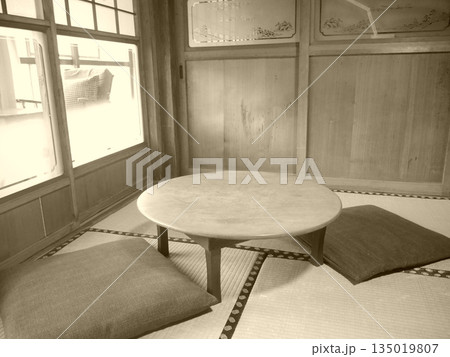 伝統的な日本家屋の風景 135019807