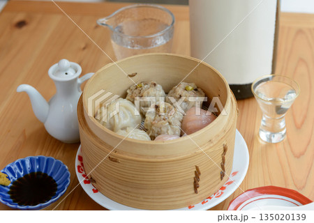 せいろに盛られた小籠包と焼売の点心盛り合わせ せいろに盛られた小籠包と焼売の点心盛り合わせ 135020139