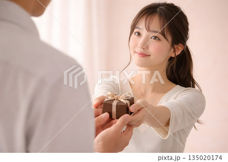 想いをそっと手渡す瞬間 135020174