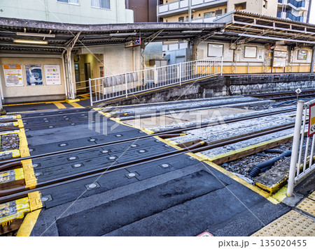 都内の鉄道駅に残る構内踏切（東武亀戸線・亀戸水神駅） 135020455