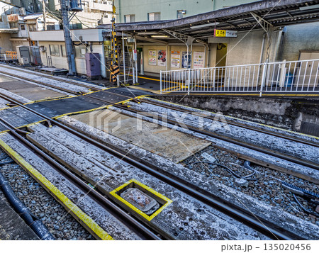 都内の鉄道駅に残る構内踏切(東武亀戸線・亀戸水神駅) 都内の鉄道駅に残る構内踏切(東武亀戸線・亀戸水神駅) 135020456