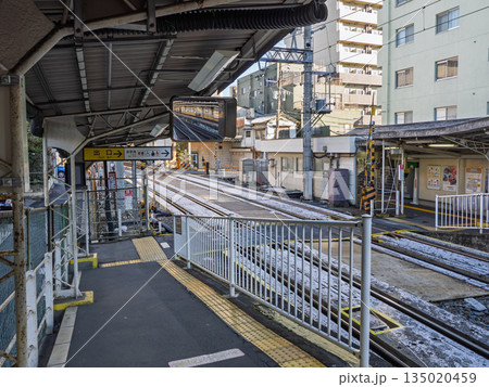 都内の鉄道駅に残る構内踏切（東武亀戸線・亀戸水神駅） 135020459