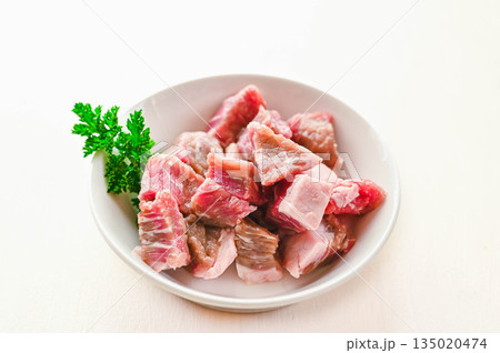 細かく切られたリブロース生肉 135020474