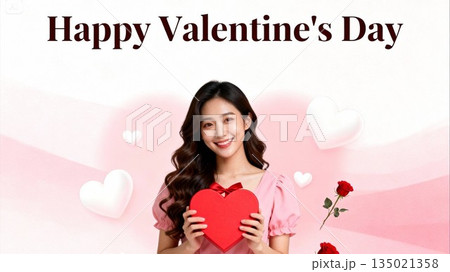 バレンタイン ハートを持った女性 135021358
