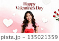 バレンタイン ハートを持った女性 135021359