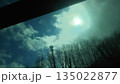 軒先から覗く冬空 135022877
