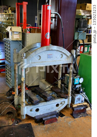 油圧ポンプに加圧された作動油の力でシリンダーを動かし強い力を発する… 整備工場の『油圧プレス』 油圧ポンプに加圧された作動油の力でシリンダーを動かし強い力を発する… 整備工場の『油圧プレス』 135023233