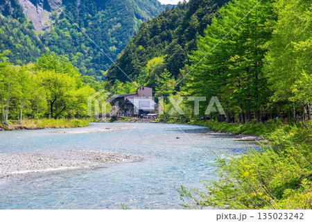 さわやか上高地『新緑の清流梓川』《長野県 松本市》 135023242