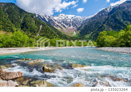さわやか上高地『清流梓川と穂高連峰』《長野県 松本市》 135023264