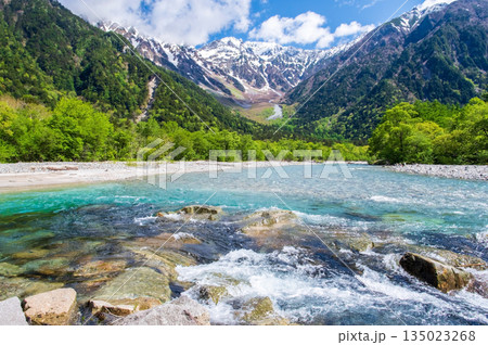 さわやか上高地『清流梓川と穂高連峰』《長野県 松本市》 135023268