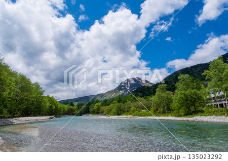 さわやか上高地『梓川の流れと焼岳』《長野県 松本市》 135023292
