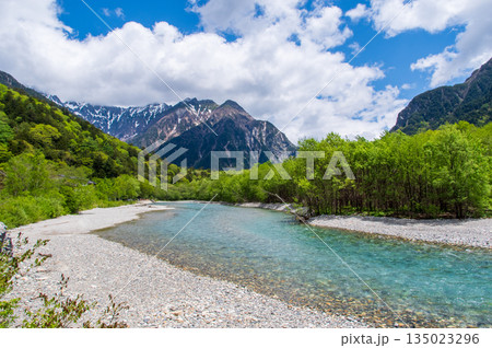 さわやか上高地『田代橋・穂高橋近くから望む梓川の流れと残雪の穂高連峰』《長野県 松本市》 135023296
