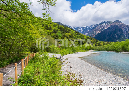 さわやか上高地『田代橋・穂高橋近くから望む梓川の流れと残雪の穂高連峰』《長野県 松本市》 135023297