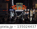 大阪ミナミ夜の道頓堀 135024437