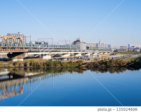【東海道本線】朝の多摩川を渡る普通電車 【東海道本線】朝の多摩川を渡る普通電車 135024606