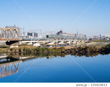 【東海道本線】朝の多摩川を渡る普通電車 135024613