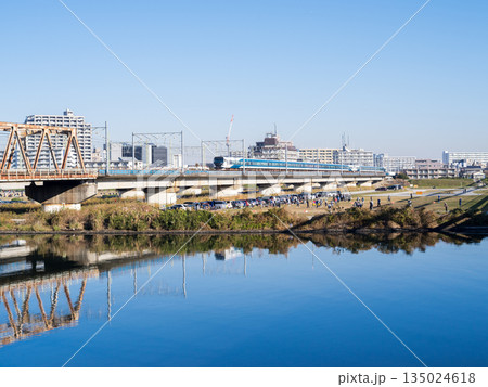 【東海道本線】朝の多摩川を渡る特急踊り子号 【東海道本線】朝の多摩川を渡る特急踊り子号 135024618
