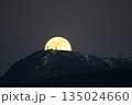 松本市美ヶ原テレビ塔から昇る満月大きさ中 135024660