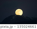 松本市美ヶ原テレビ塔から昇る満月大きさ大 135024661