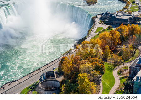 霧に包まれたホースシュー滝と紅葉に彩られたナイアガラフォールズ市のスカイライン 135024664