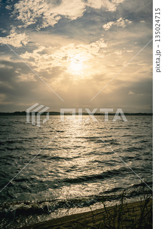涸沼に沈む夕陽と静かな水辺 涸沼に沈む夕陽と静かな水辺 135024715